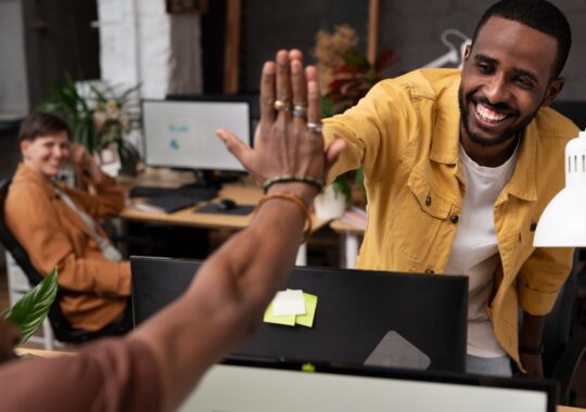 Dois homens fazendo o comprimento de 