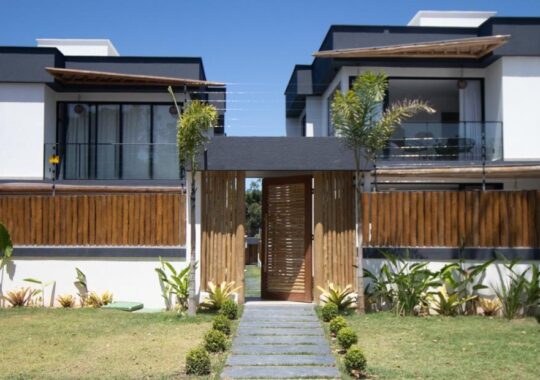 Imagem do imovel Casa em condomínio à venda em Arraial d’Ajuda — Porto Seguro | Bahia | Existem casas que abrigam. E existem casas que acolhem histórias.