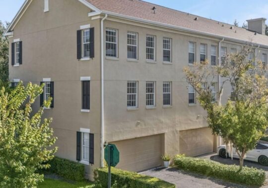 Imagem do imovel Viva o estilo de vida que une conforto, localização estratégica e qualidade de vida. Esta casa de esquina está a poucos quilômetros do centro de Celebration, com fácil acesso ao Walt Disney World, às principais rodovias e ao Aeroporto Internacional de Orlando.